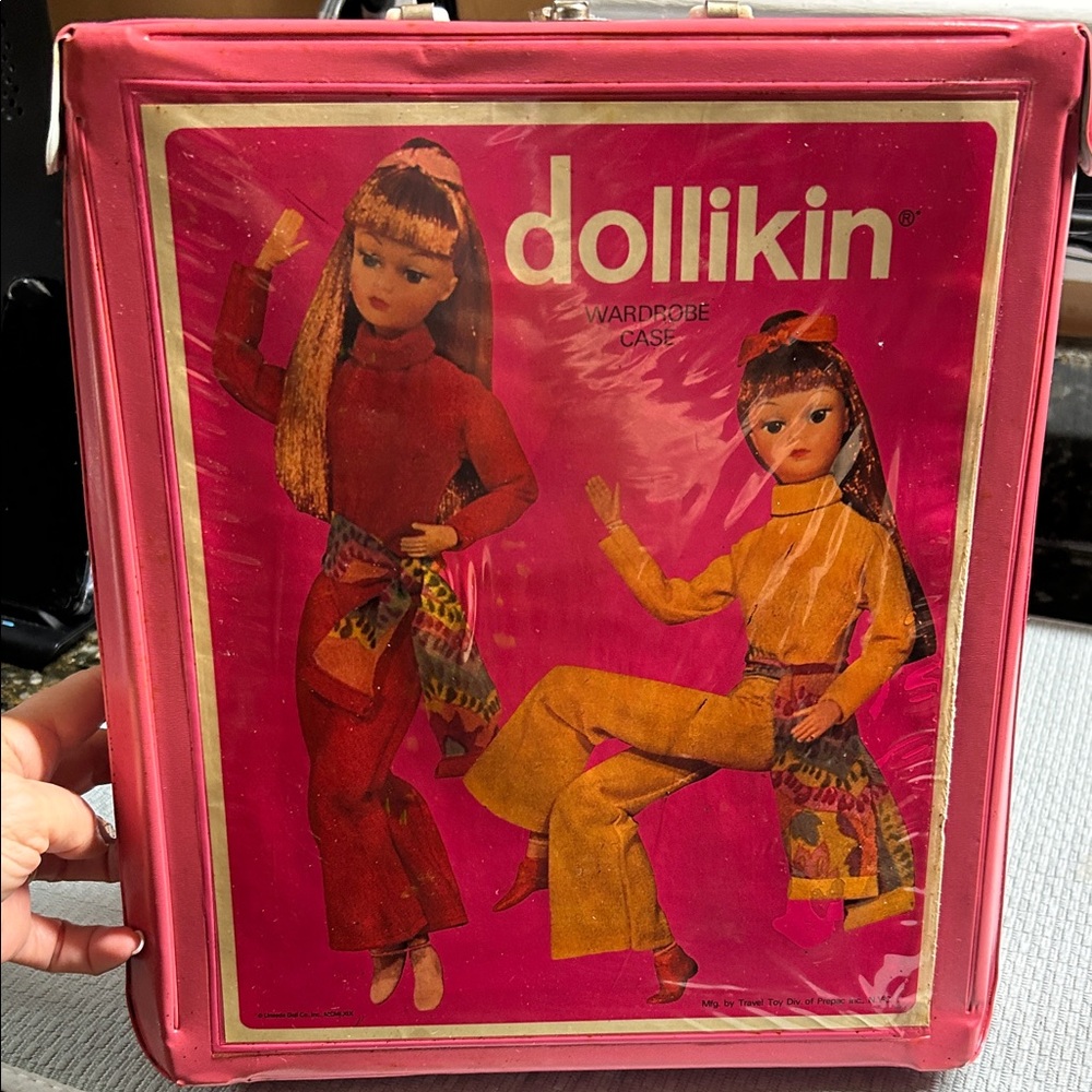 Vintage doll case with dolls